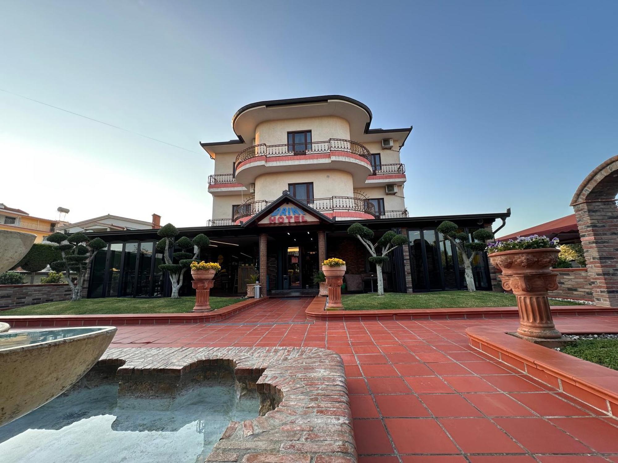 Drini Hotel Rrashbull ภายนอก รูปภาพ